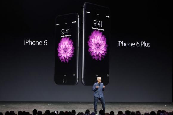 iPhone comes out of a Ã¢â‚¬Ëœbygone eraÃ¢â‚¬â„¢ Ã¢â‚¬â€œ reviewers hail bigger handset